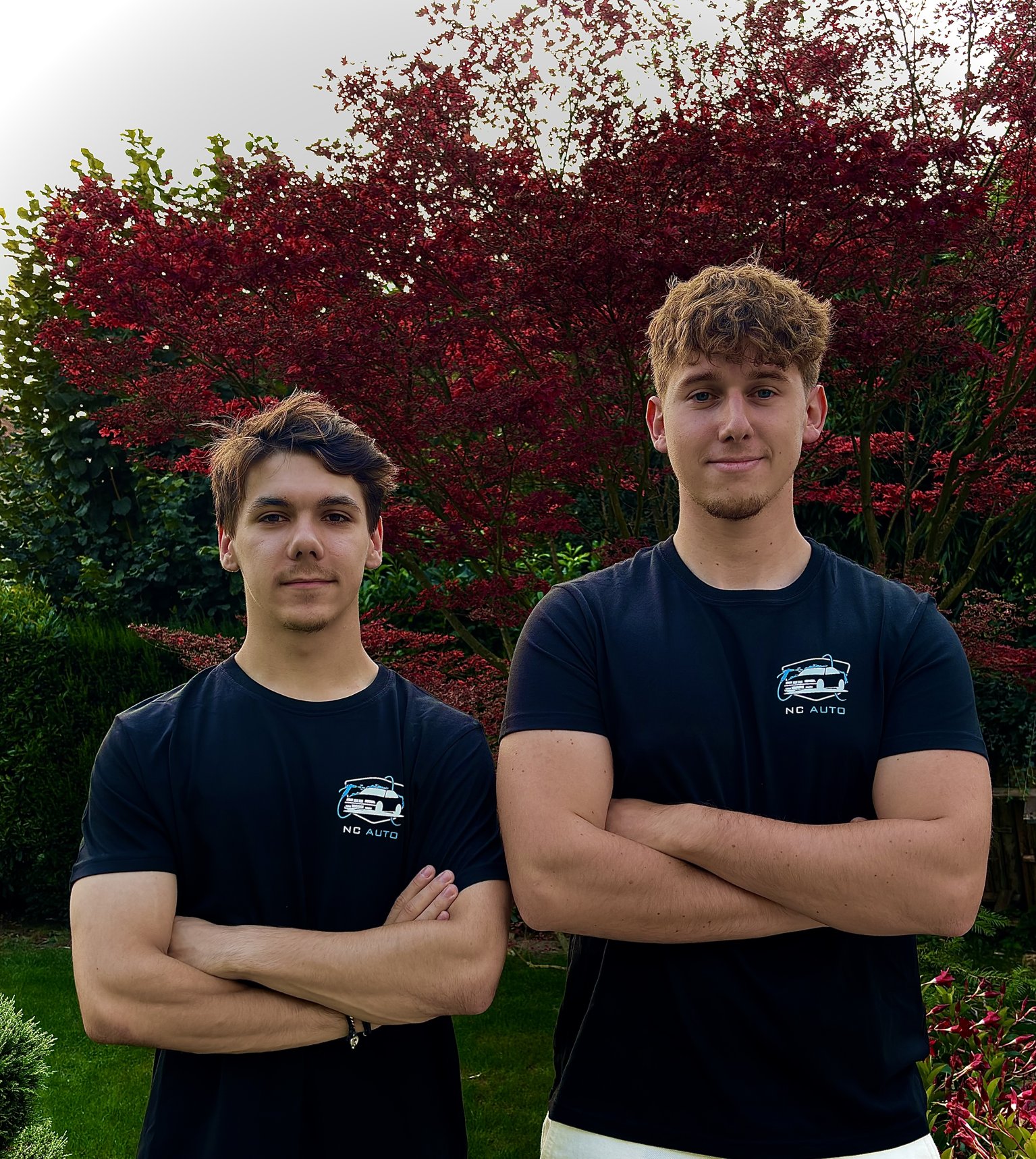 Nathan et Celyan devant un érable rouge, bras croisés, en tenue NC AUTO PRO